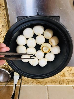 塔吉锅煎口蘑的做法 步骤2