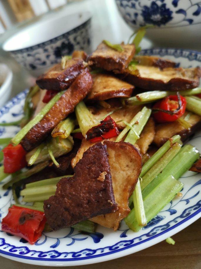 素菜：芹菜炒豆腐干