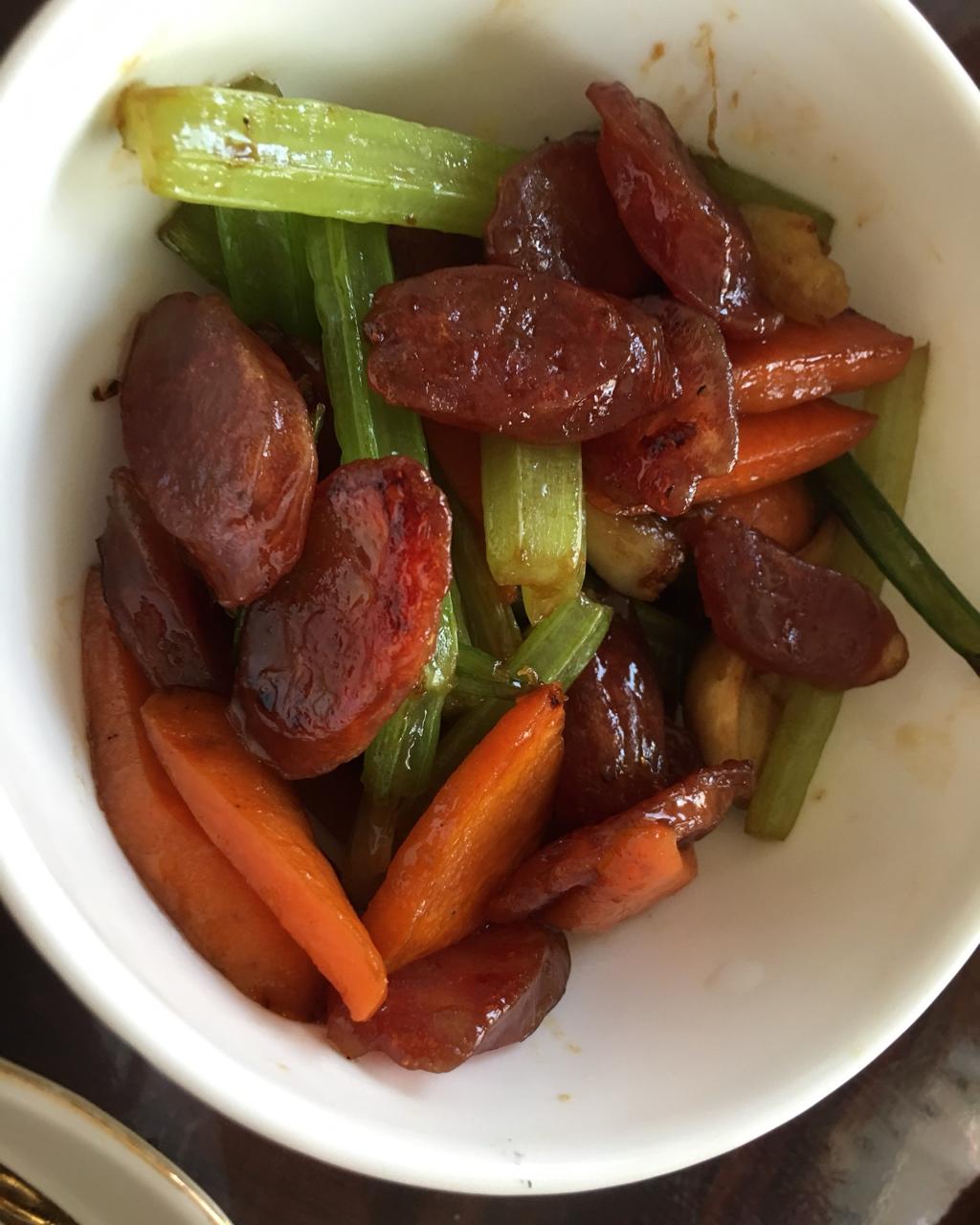 芹菜红萝卜炒腊肠