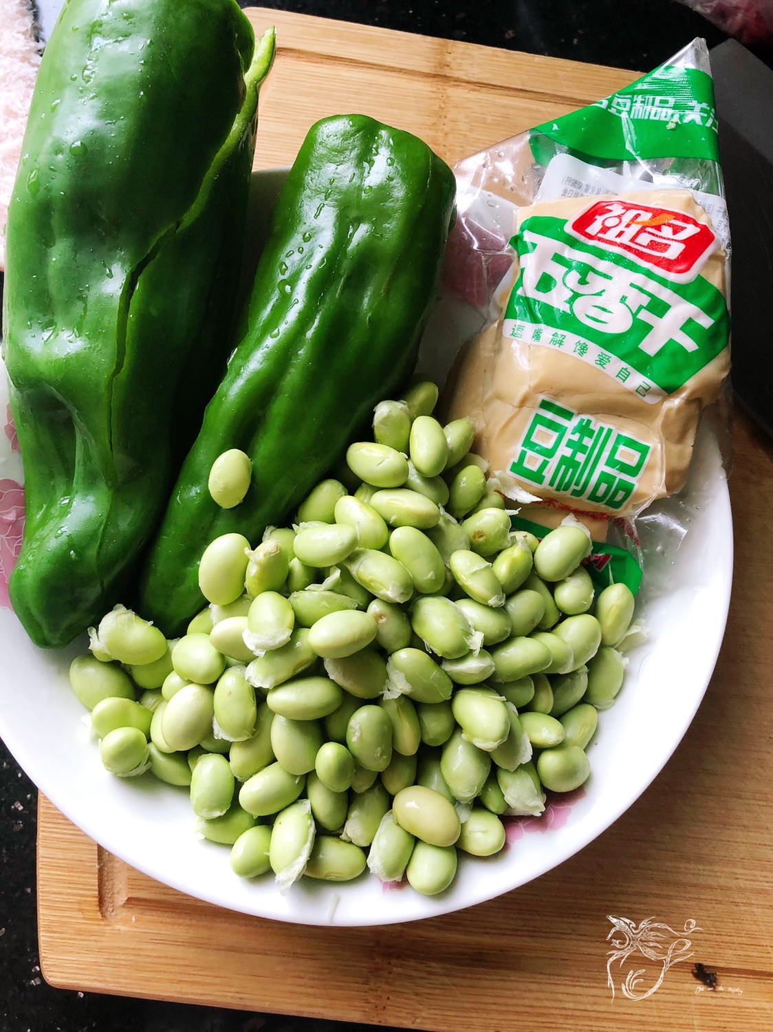 夏日解暑小菜～青椒毛豆香干的做法 步骤1