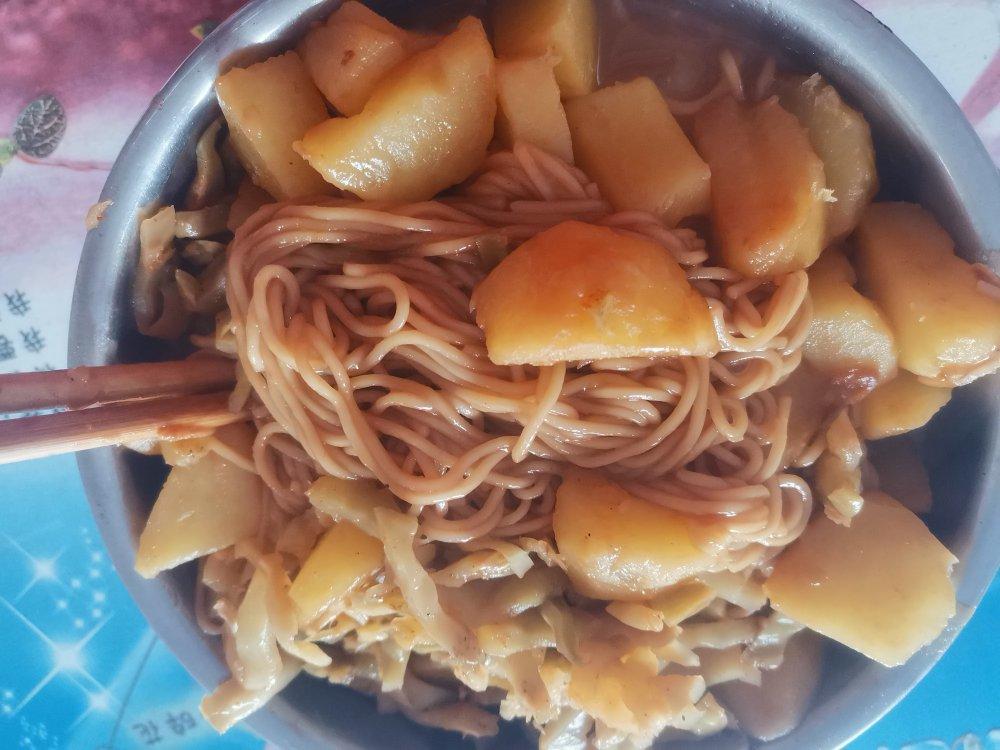 🔥超浓郁火腿土豆焖面❗️连吃三碗都不够