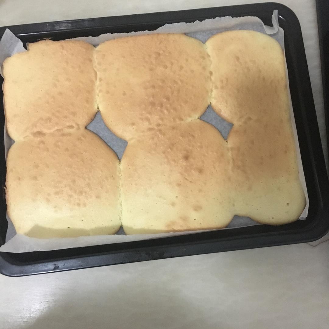 韩国最热门的甜品店Le Bread Lab的草莓蛋糕卷