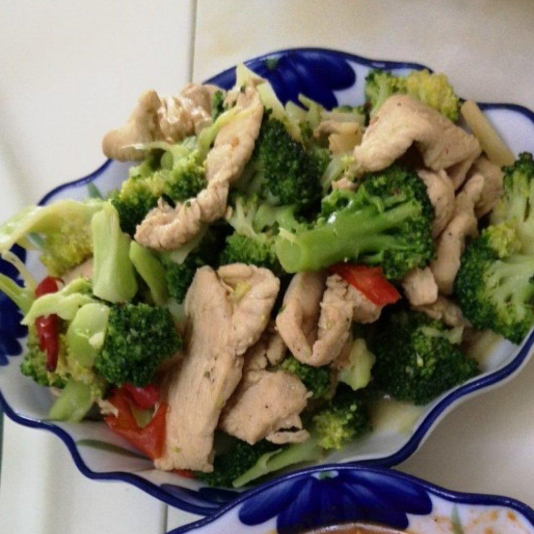 鸡胸肉炒西兰花