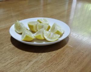 消暑的柠檬冰糖水的做法 步骤1