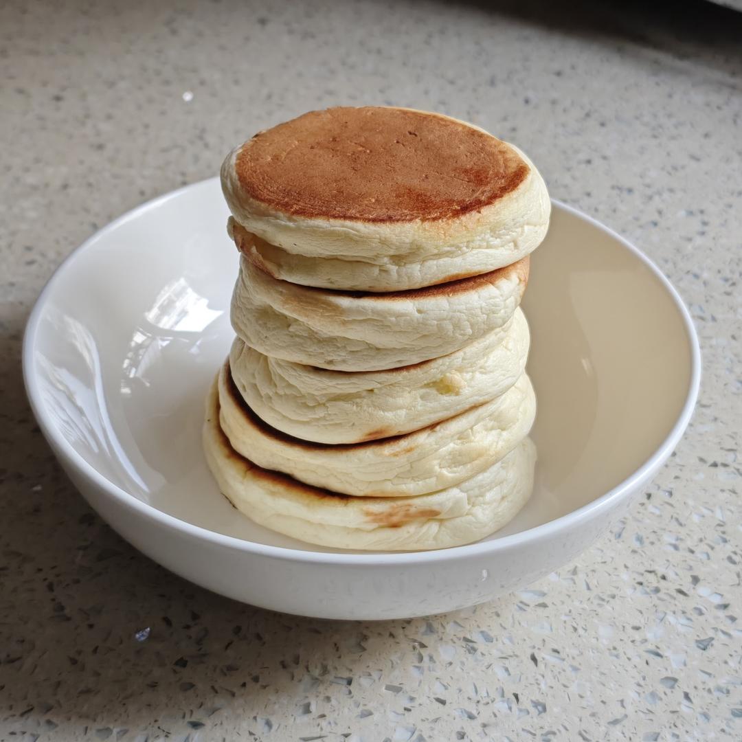 【酸奶松饼yogurt pancake】，搭上黑莓果酱和枫糖的美味。