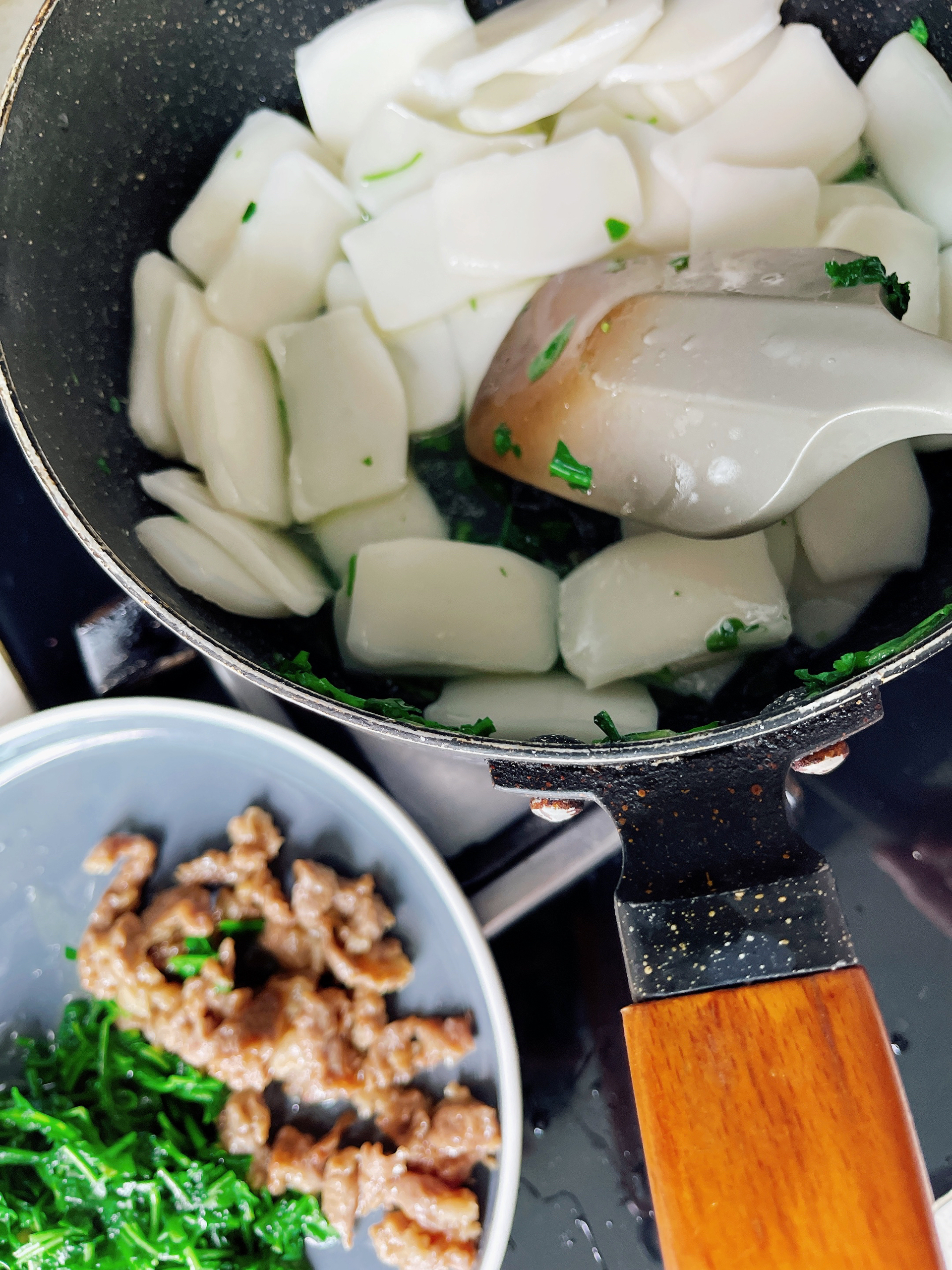 荠菜肉丝炒年糕
5分钟美食的做法 步骤4