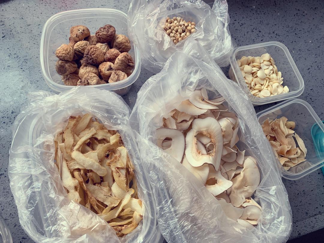 海底椰玉竹南北杏川贝炖瘦肉（润肺止咳汤）