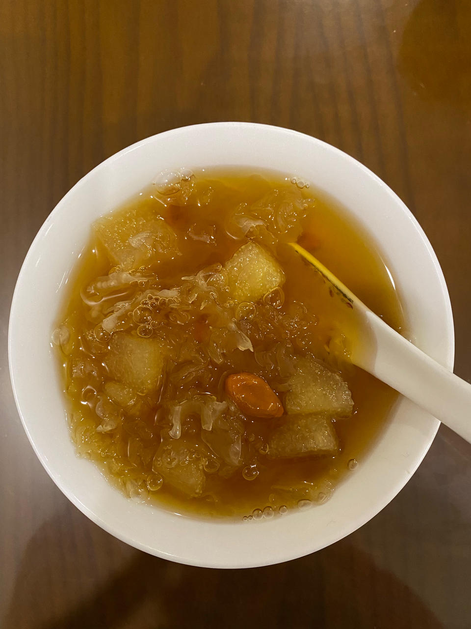 秋季润肺止咳的美食，银耳雪梨汤，软糯易出胶