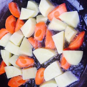 土豆胡萝卜西红柿炖牛肉的做法 步骤7