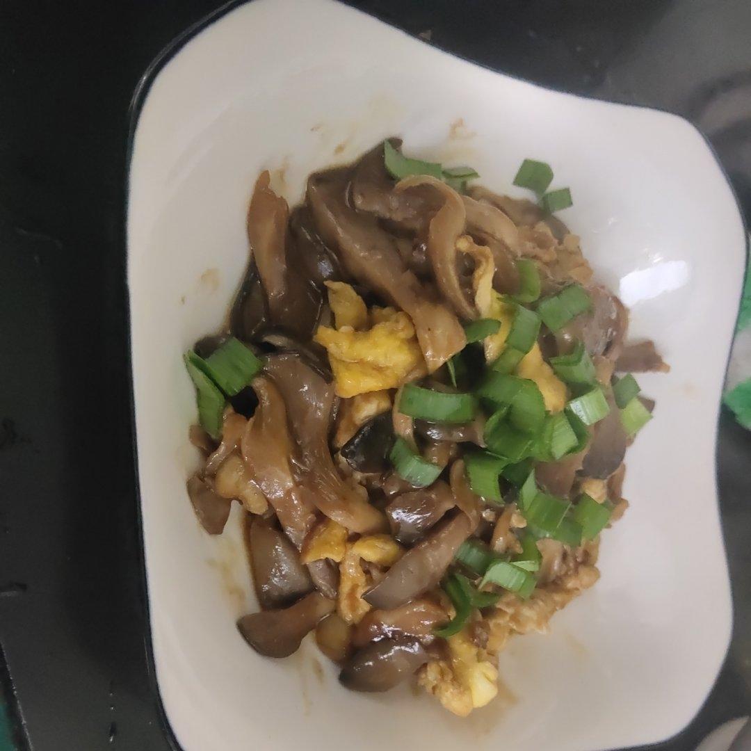 平菇青椒炒鸡蛋 好吃又营养的超快手家常菜