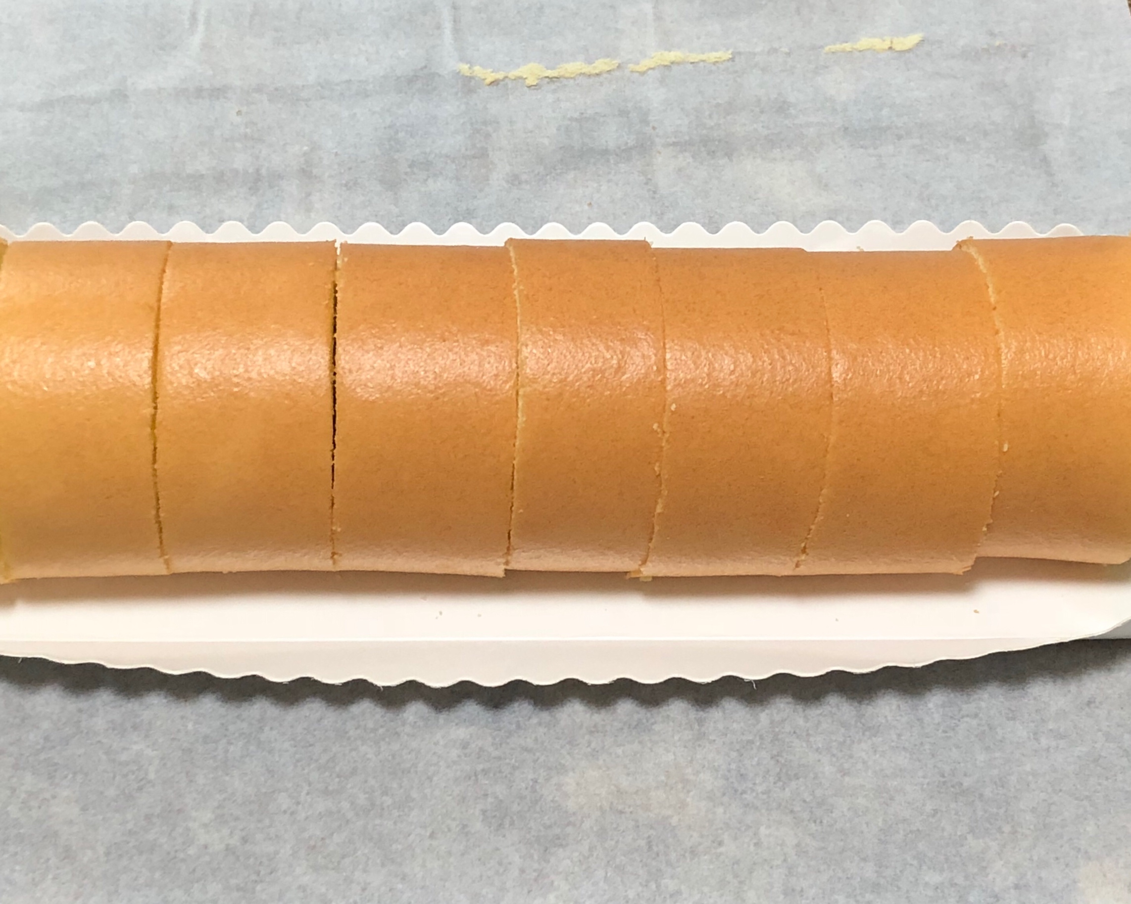 超详细的瑞士卷奶油蛋糕卷原味蛋糕卷的制作方法 饱满不掉皮不开裂（附模具换算方法）的做法 步骤22
