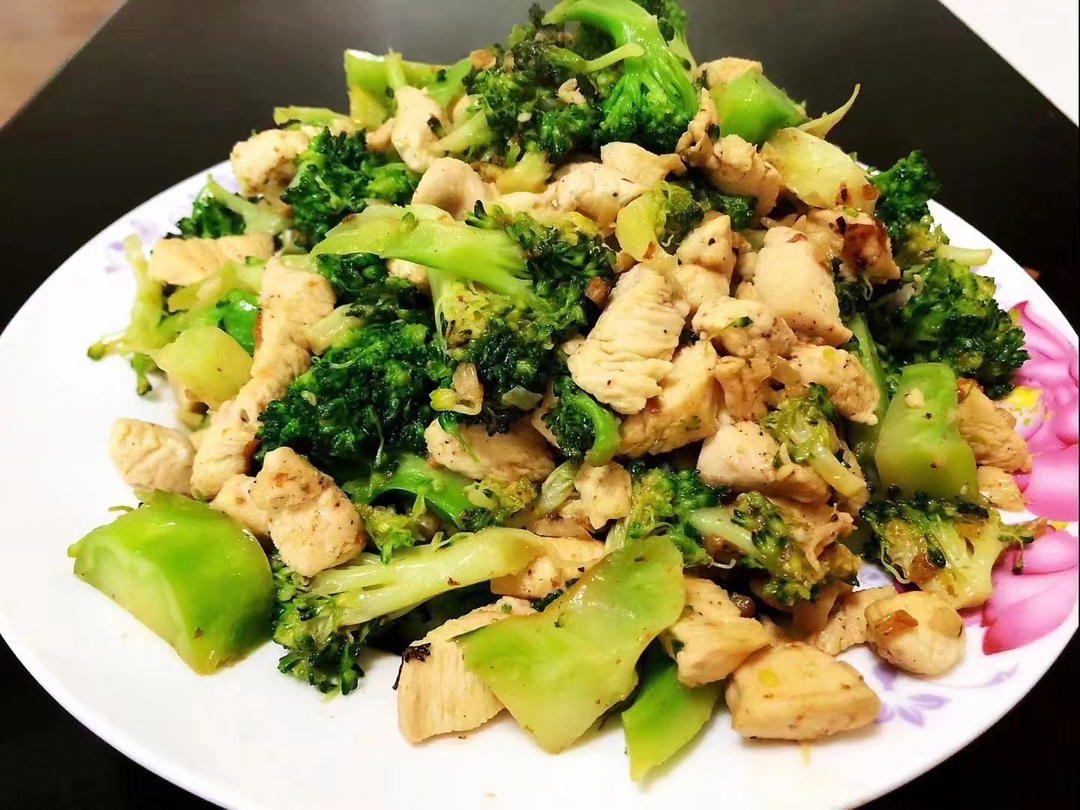 鸡胸肉炒西兰花