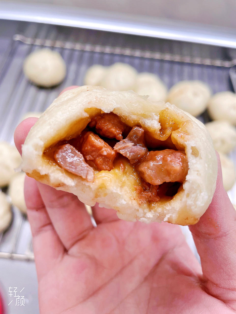 云朵般松软爆浆蜜汁叉烧包