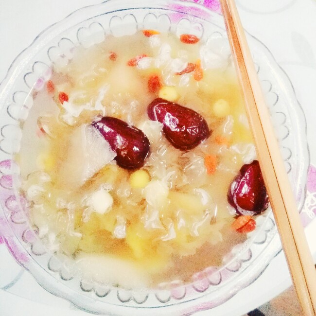 红枣莲子银耳汤
