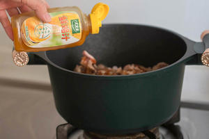 猪手炖莲藕+太太乐鲜鸡汁芝麻香油的做法 步骤4