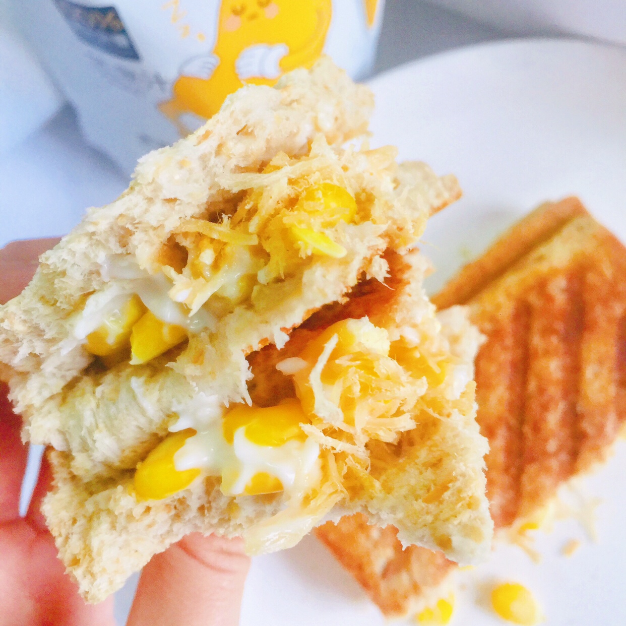 香甜玉米粒鸡肉松全麦三明治【三明治早餐机版】的做法