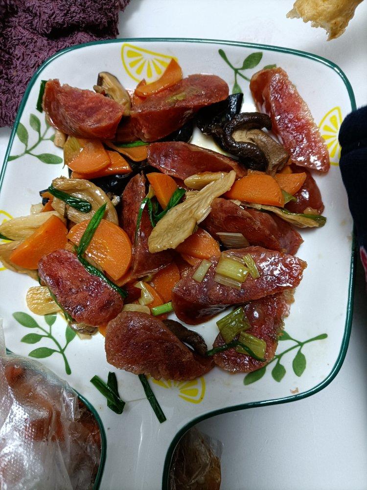 三鲜炒肉（胡萝卜、青椒、木耳）