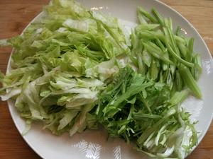 咖喱意面 
煎羊排配蔬菜沙拉的做法 步骤2