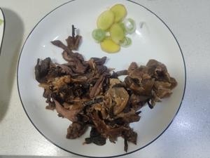 东北干蘑菇炒肉的做法 步骤1