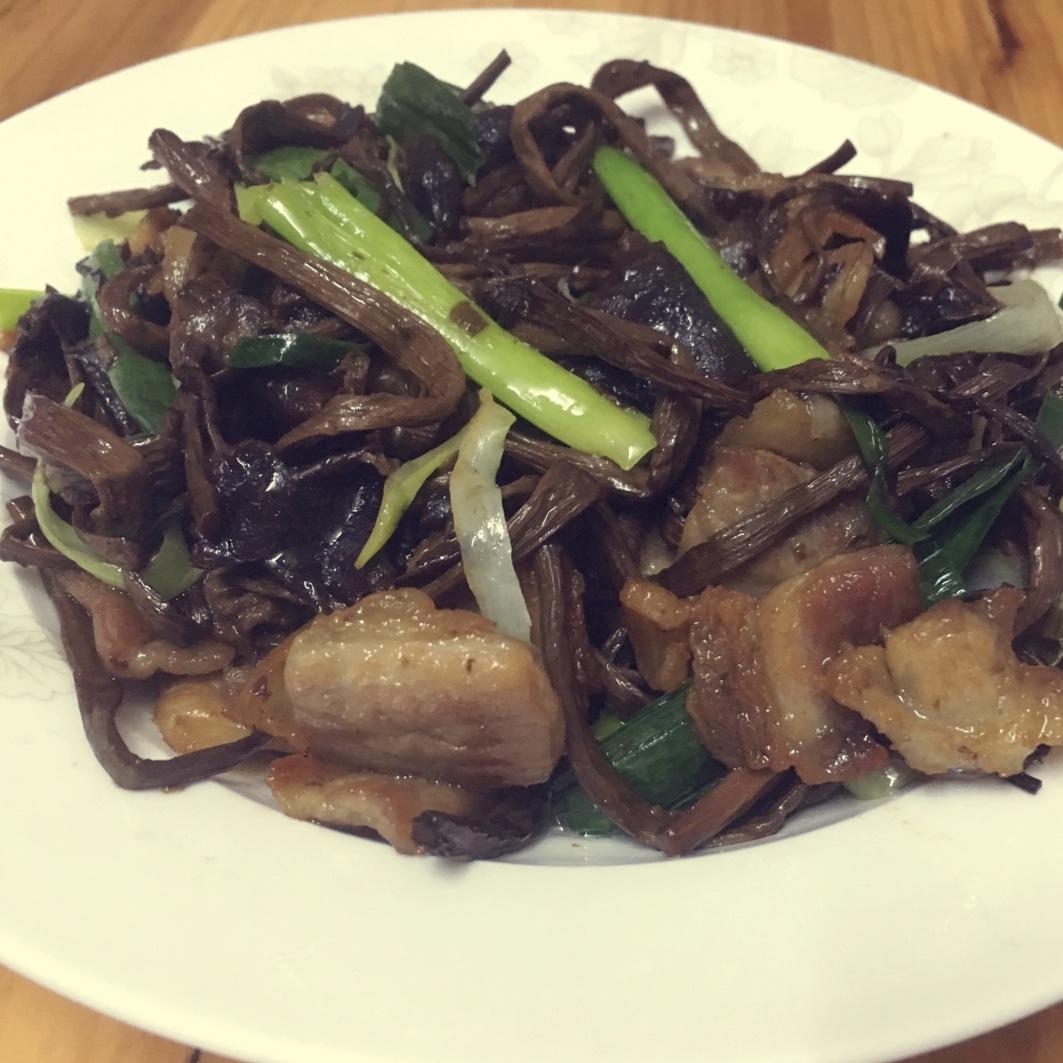 五花肉干锅茶树菇