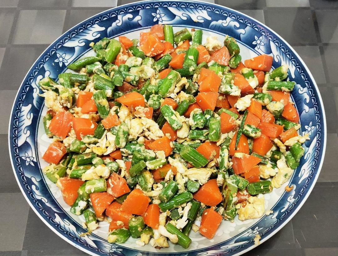 芹菜末炒鸡蛋