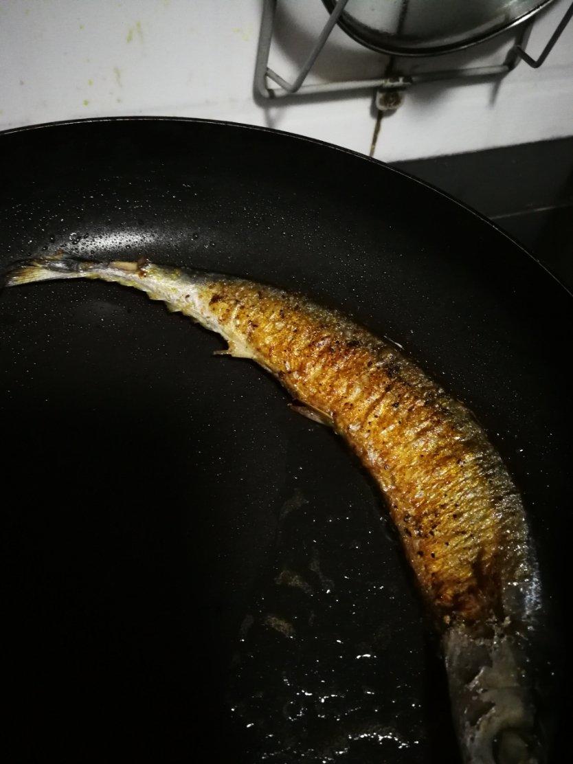 煎秋刀鱼