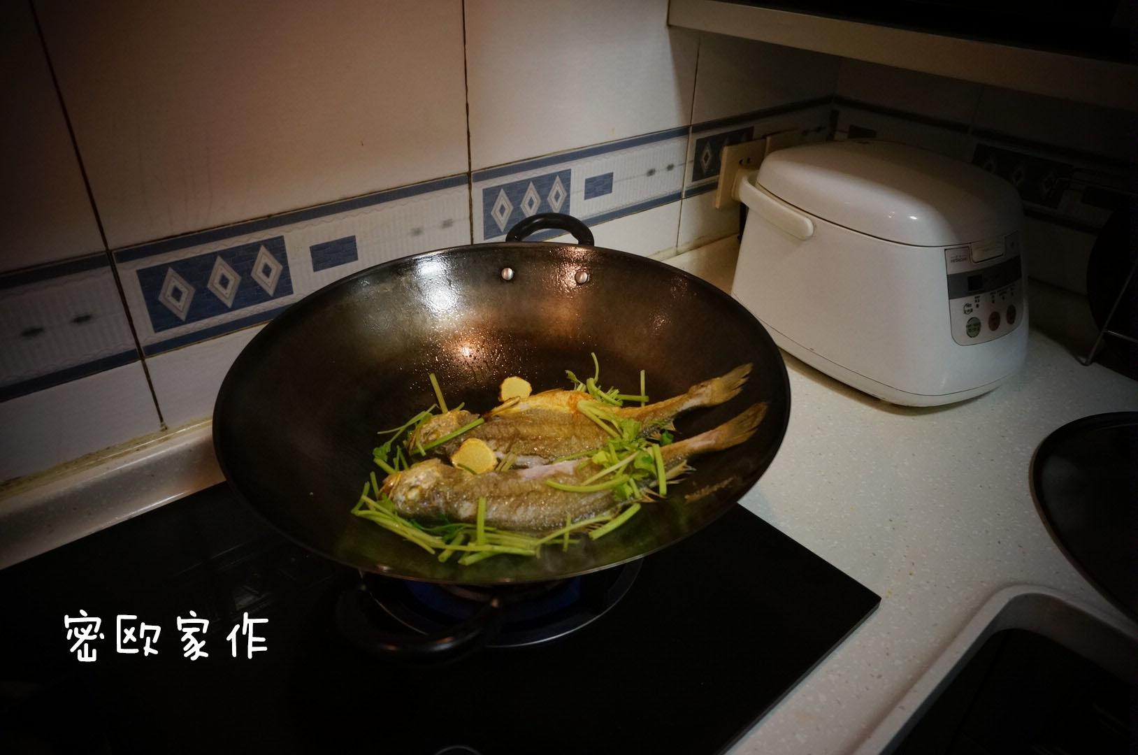 豆瓣酱煮黄花鱼的做法 步骤4