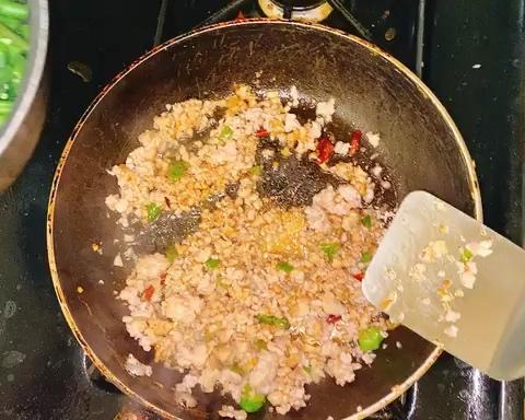 榄菜肉碎四季豆的做法 步骤5