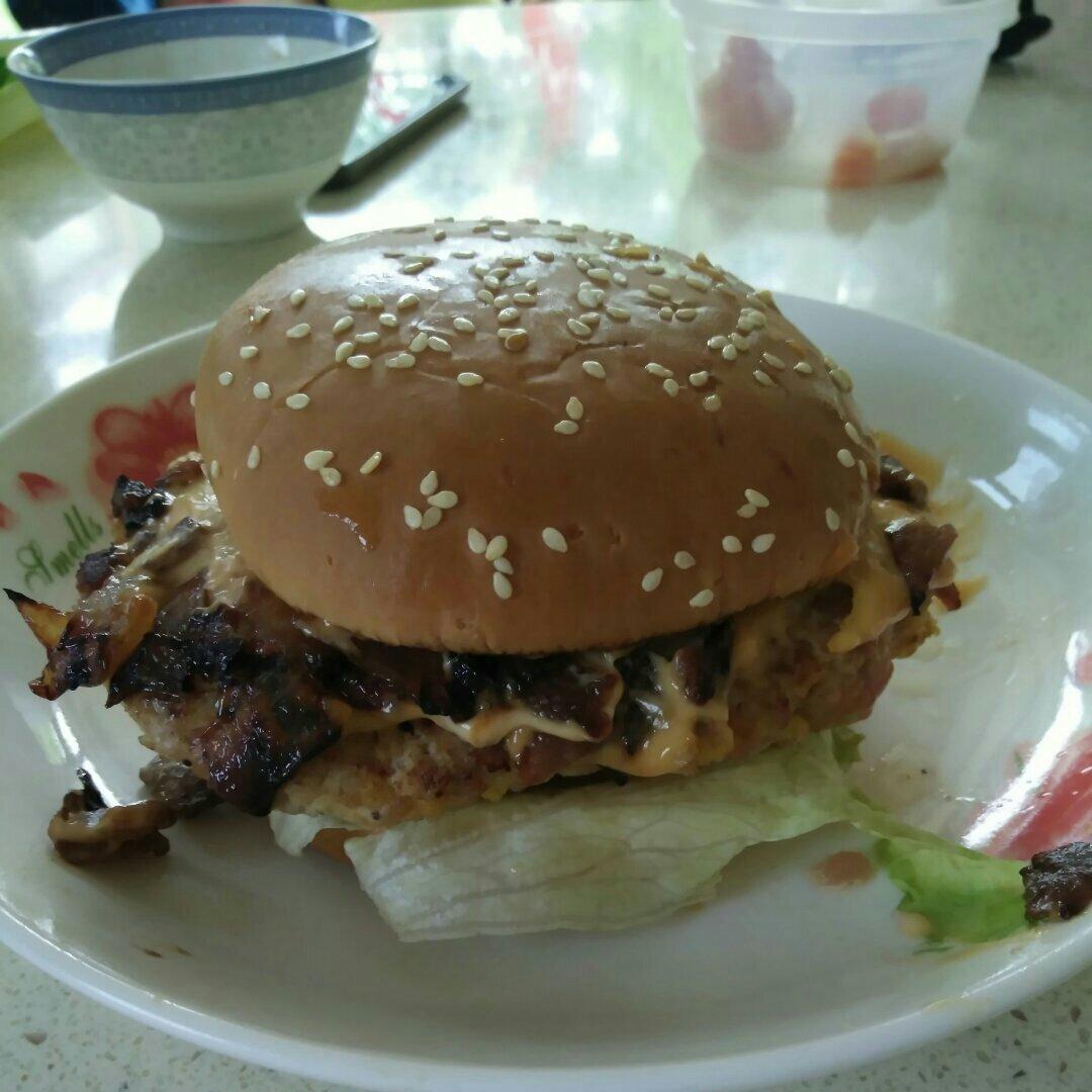 洋葱牛肉汉堡 Beef Hamburger with Fried Onions