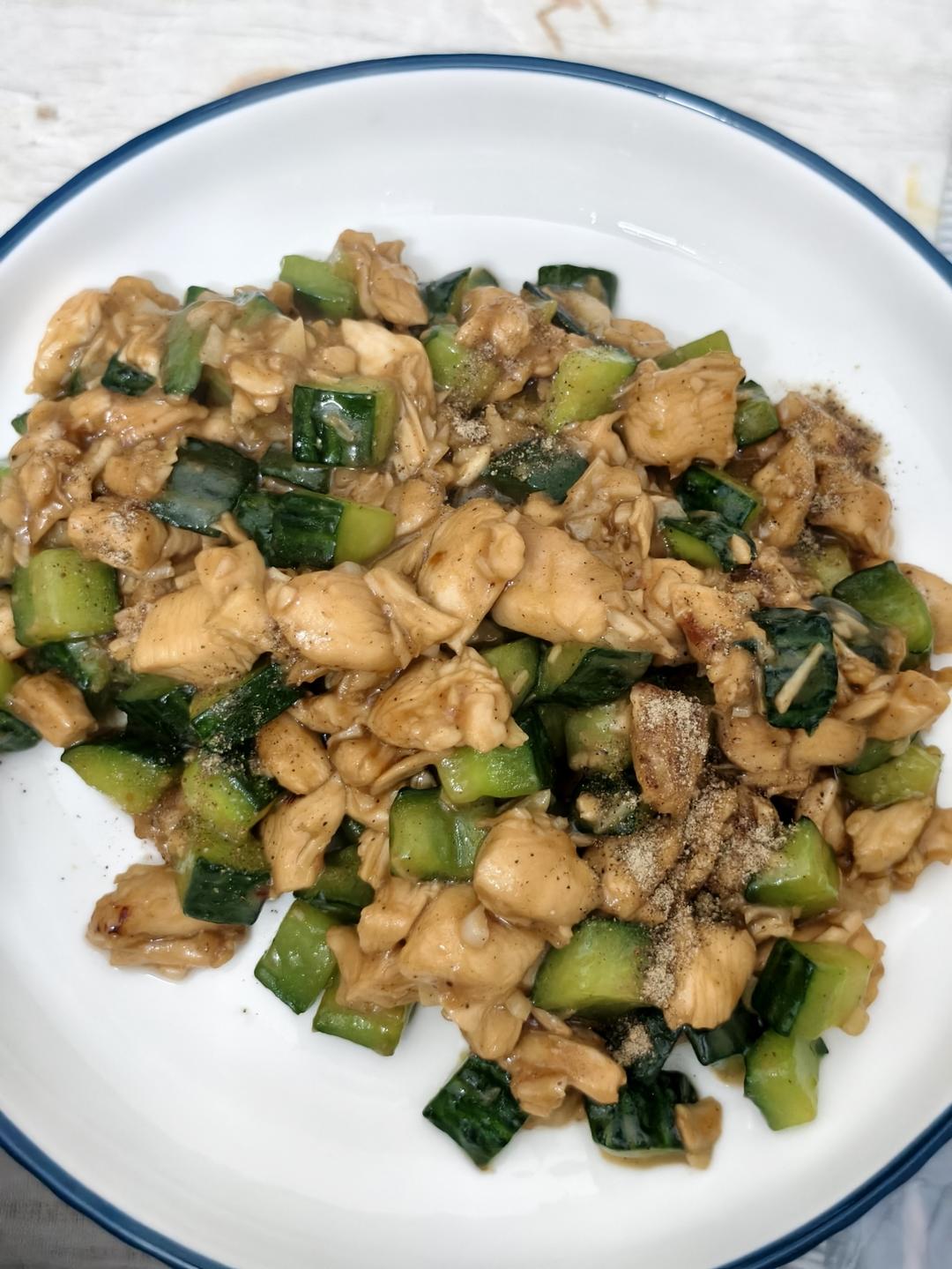 清爽好吃！低脂美味～黄瓜炒鸡胸肉丁