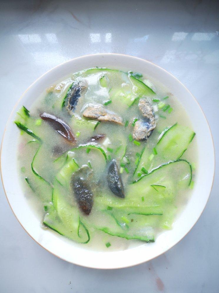 燕飞飞2做的黄瓜皮蛋汤
