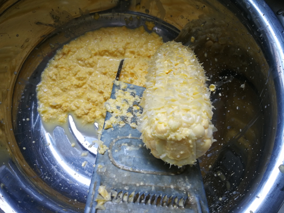 嫩玉米做的清香可口玉米粥的做法 步骤2