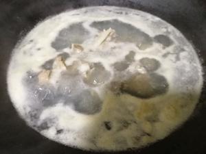 白萝卜蚝豉(蚝干)猪骨汤的做法 步骤2