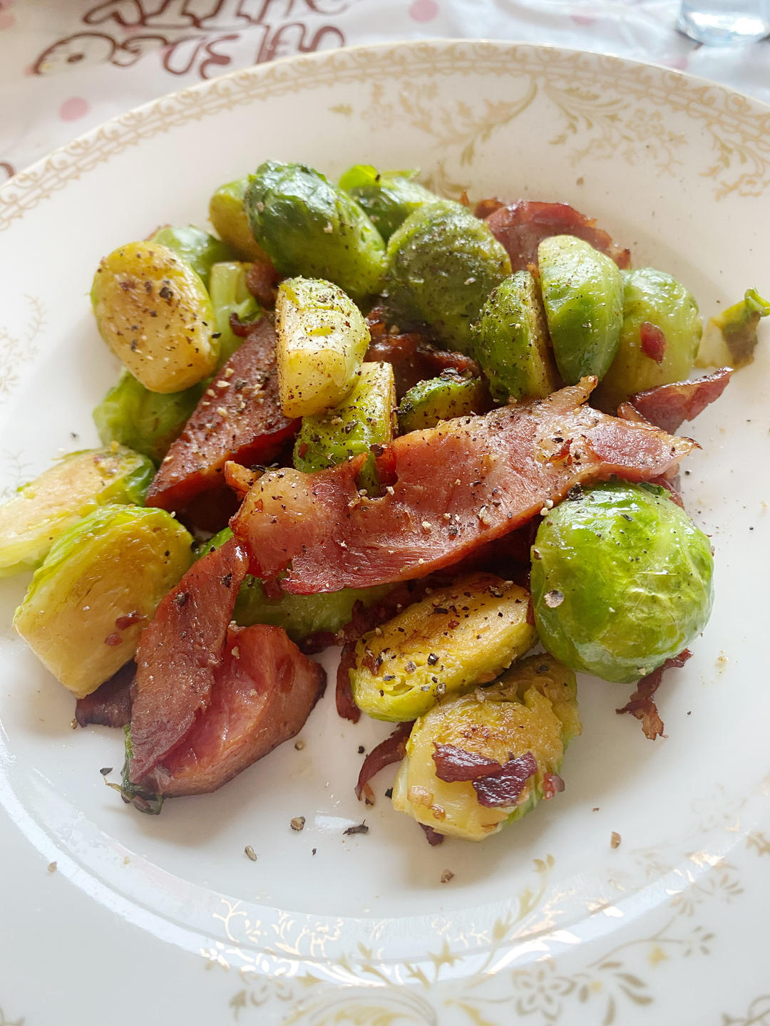 适合闺蜜聚会的小菜：黄油风味培根炒孢子甘蓝