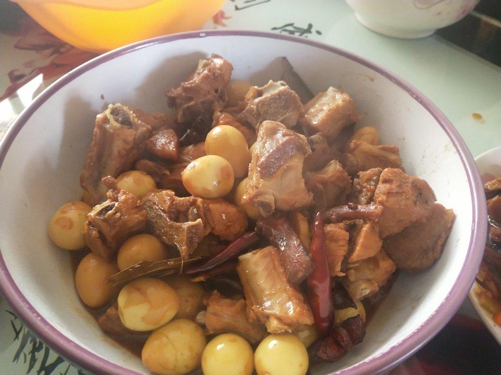 啤酒鹌鹑蛋烧排骨 附完美剥鹌鹑蛋壳的小技巧