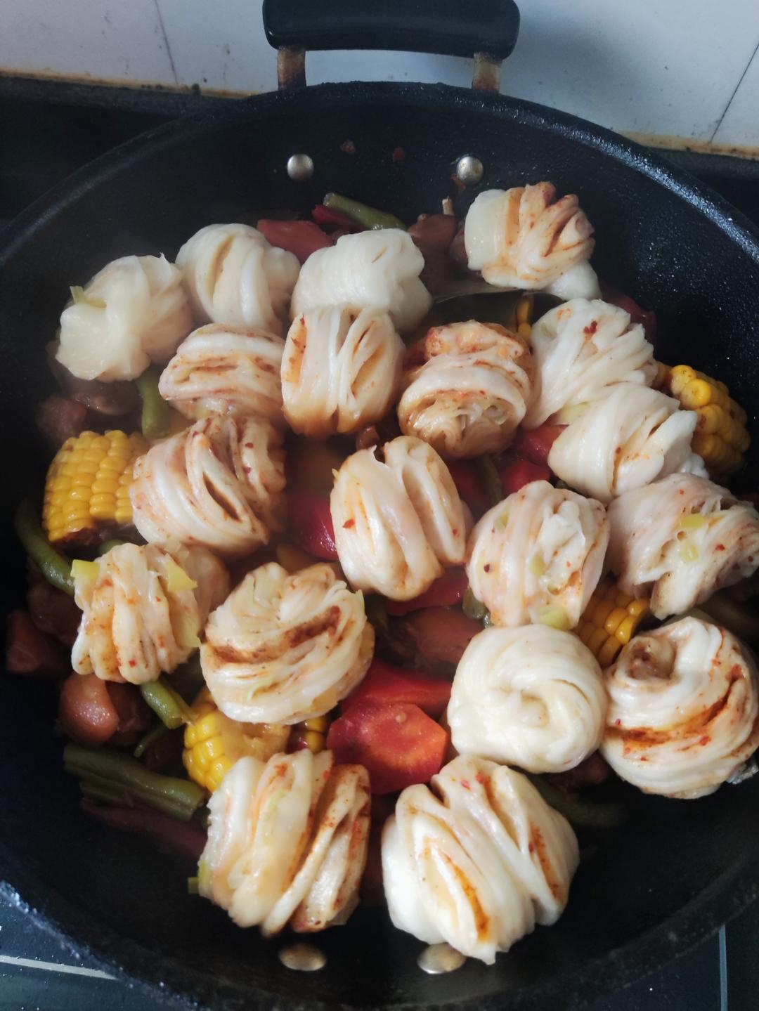 主食菜一锅出的花卷东北铁锅炖
