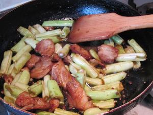 回锅肉煸豆角的做法 步骤8