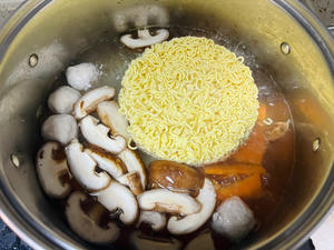 打工人快手晚餐～韩式火锅汤面的做法 步骤4