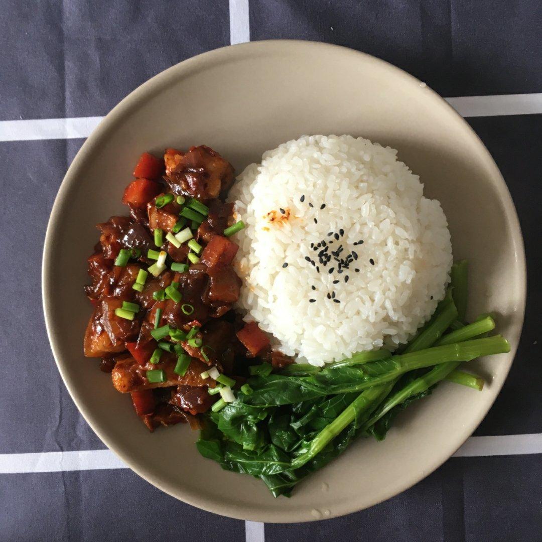 晩月做的卤肉饭