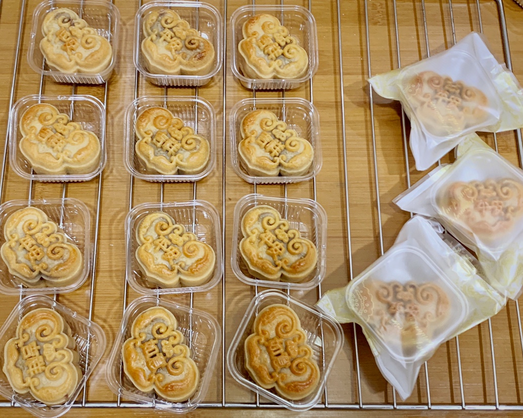 广式月饼🥮——豆沙咸蛋黄月饼、凤梨咸蛋黄月饼的做法 步骤11
