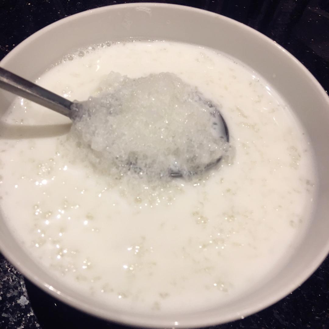 雪燕炖牛奶
