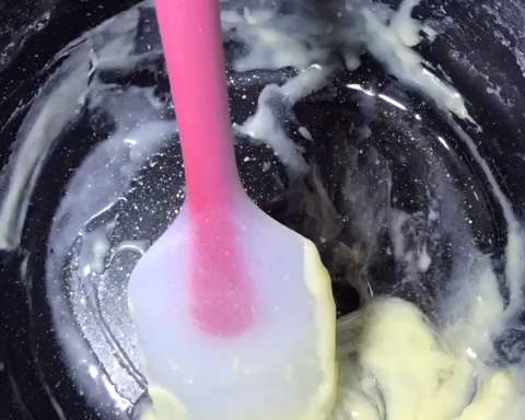 不用棉花糖的牛奶棒棒糖的做法 步骤2