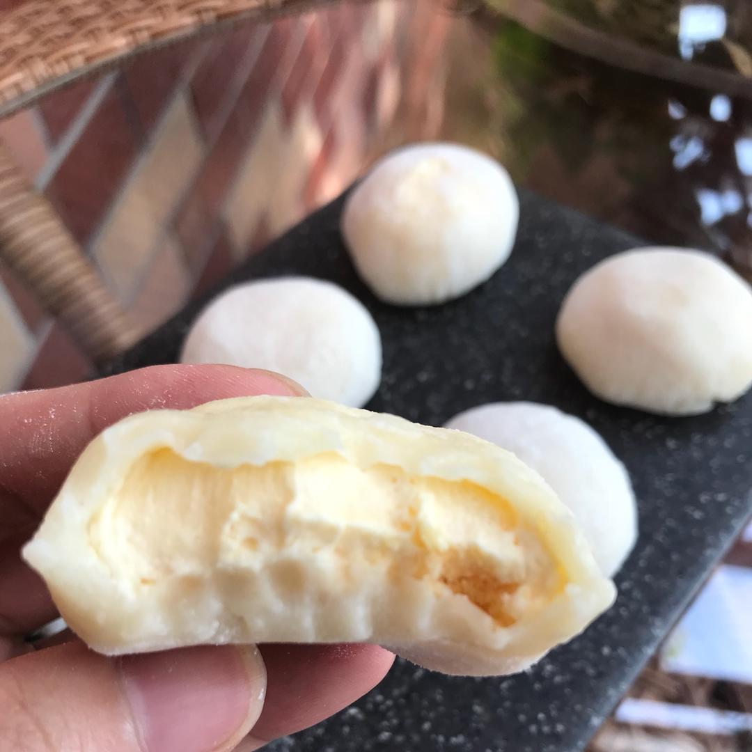 小蘑菇妈咪做的奶味浓郁的糯米糍冰淇淋