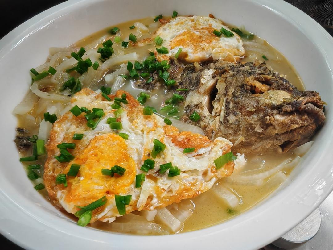 白萝卜丝鲫鱼汤