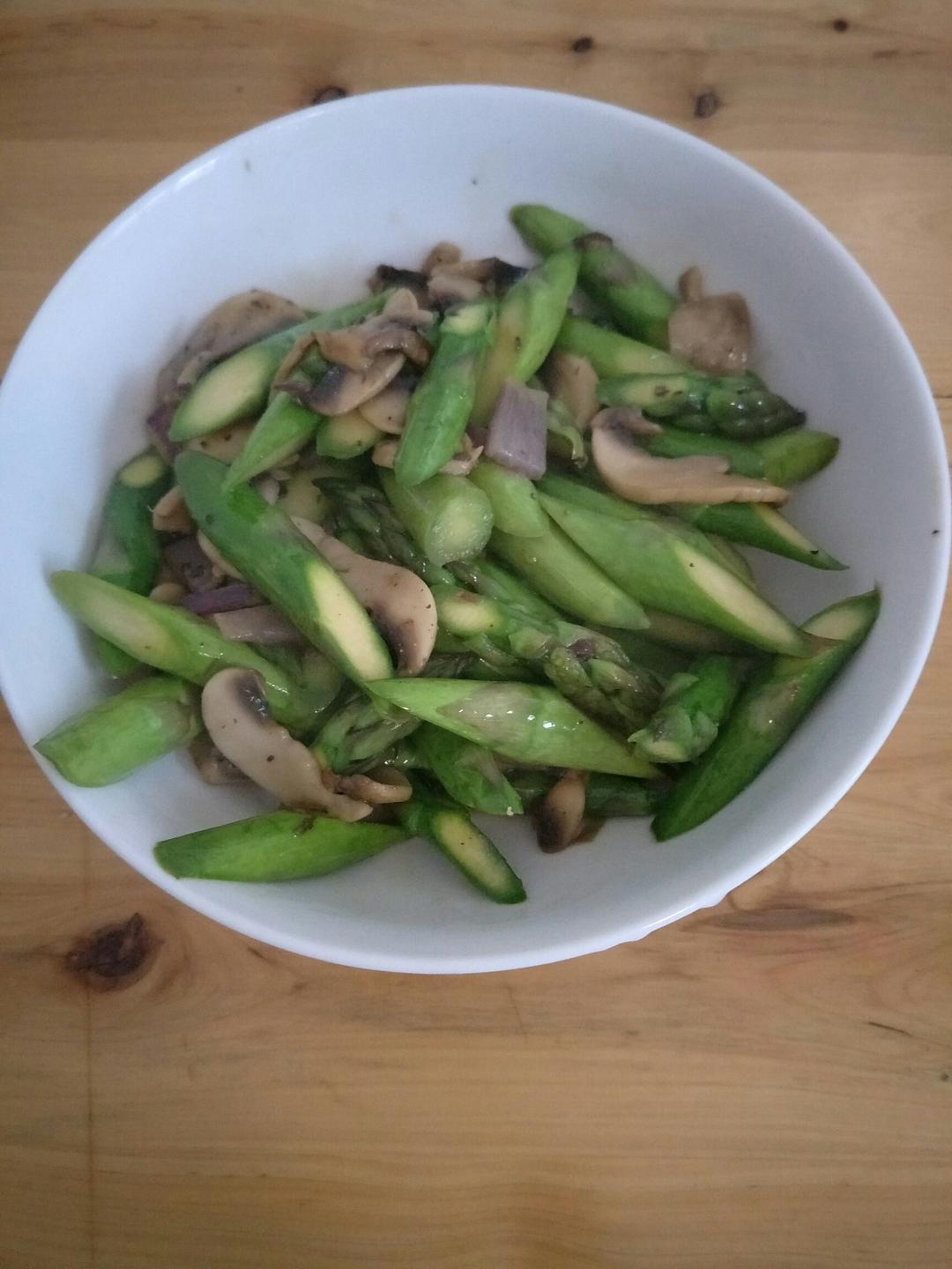 芦笋炒蘑菇