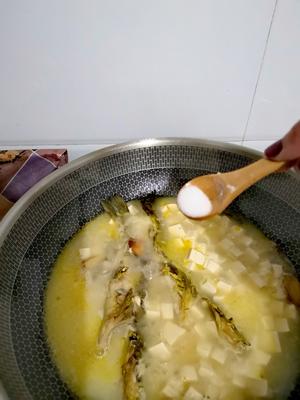 快手鲜甜黄骨鱼豆腐汤的做法 步骤6