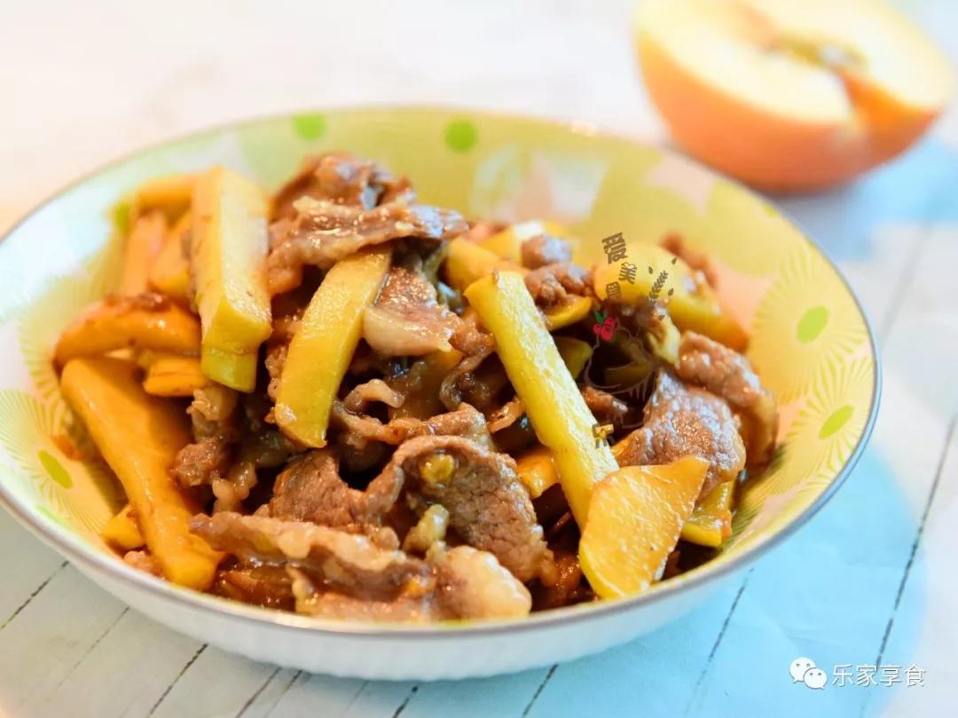 深受小朋友喜爱的苹果炒肉的做法