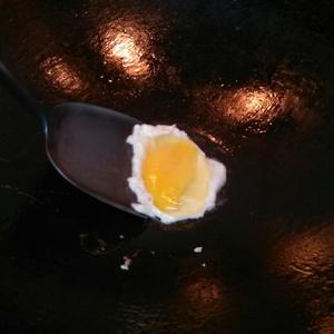 【暖胃】煎蛋枸杞子烧酒汤的做法 步骤2