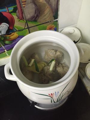 排骨玉米莲藕汤（宝宝也可以吃的）的做法 步骤5