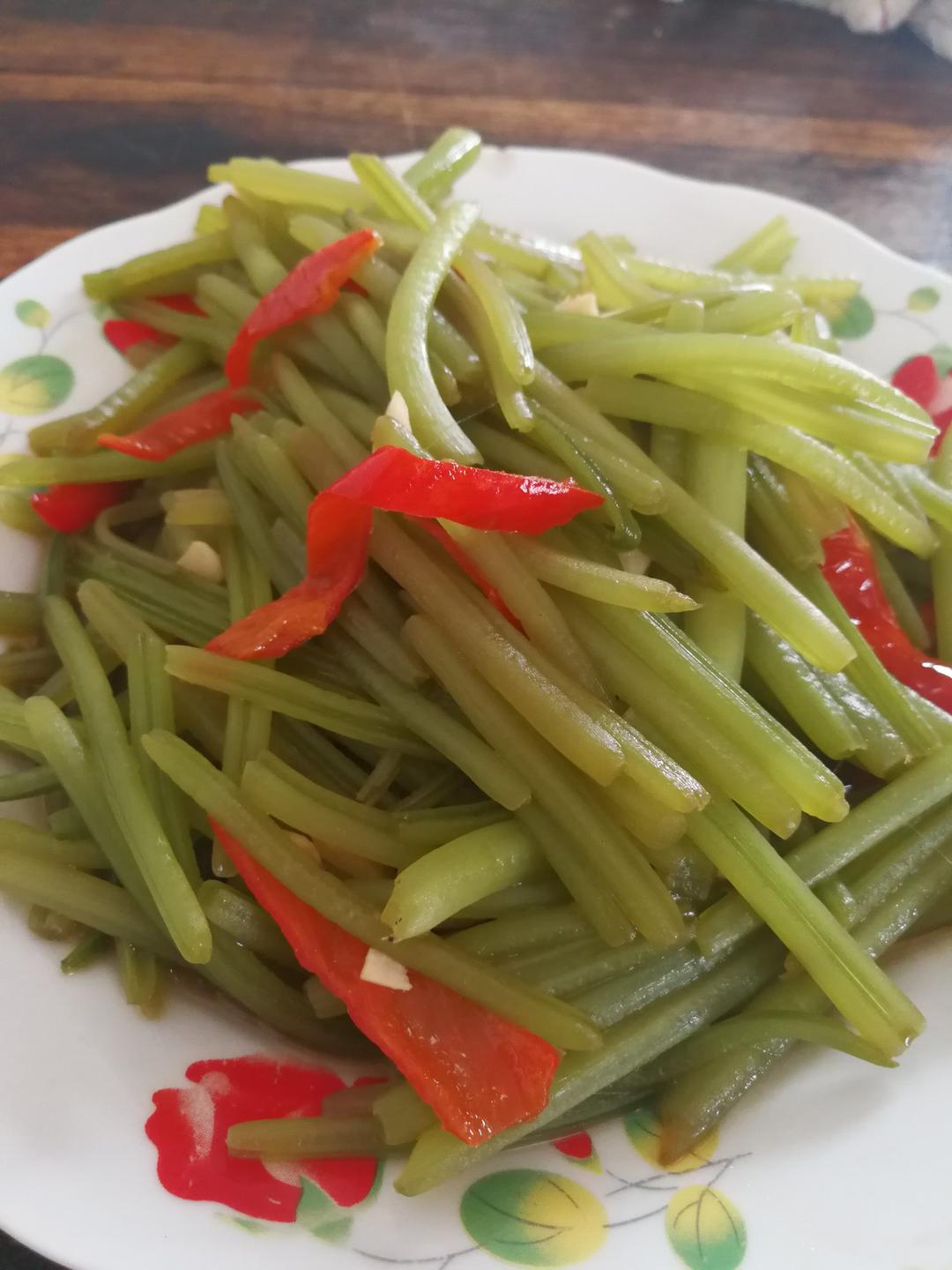 哎呦小仙女做的清炒山芋藤